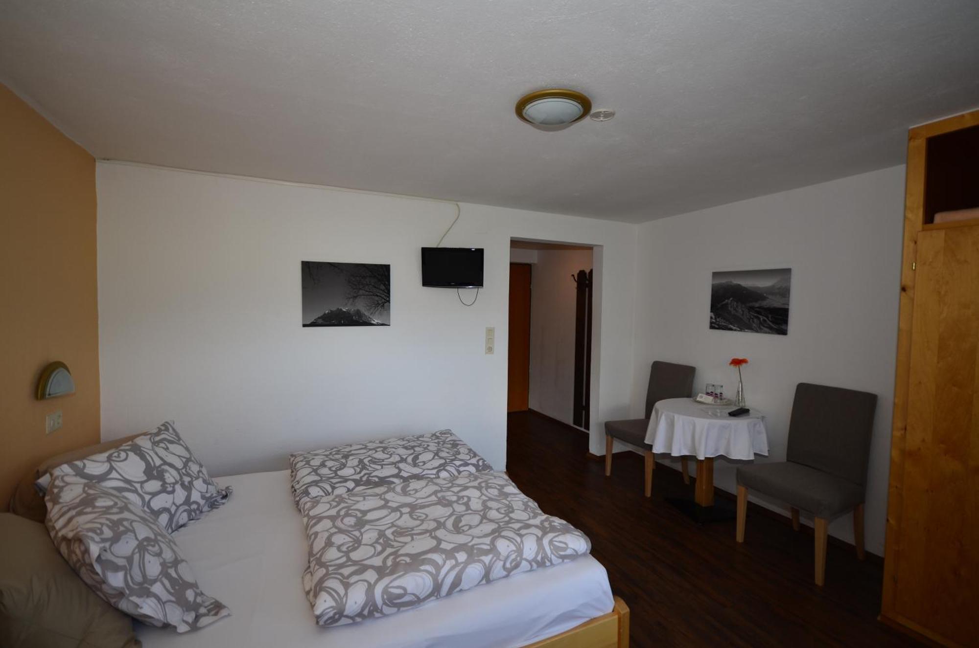 Hotel Haus Bergfrieden Lermoos Zimmer foto