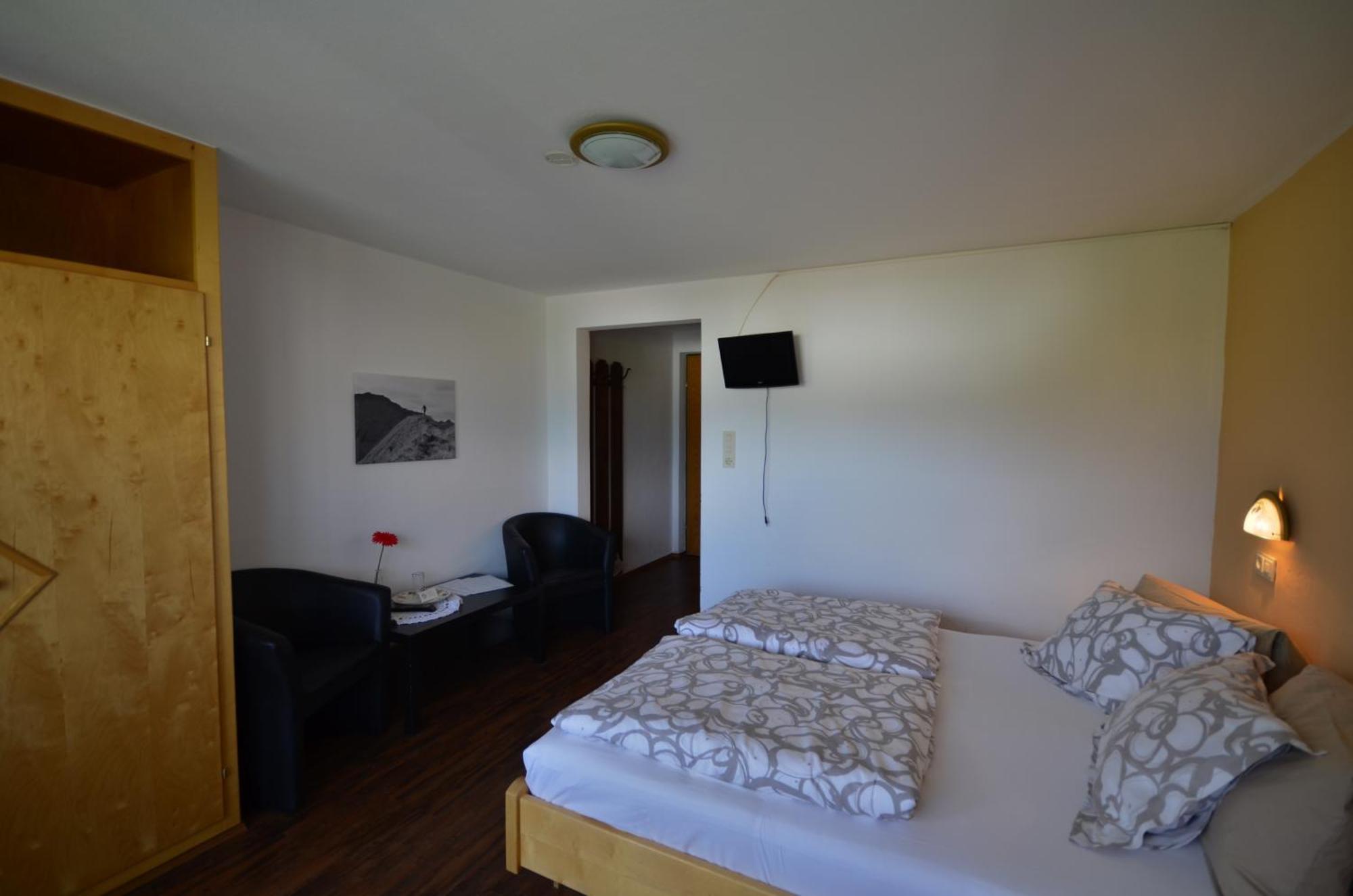 Hotel Haus Bergfrieden Lermoos Zimmer foto