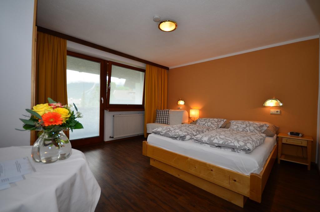 Hotel Haus Bergfrieden Lermoos Zimmer foto